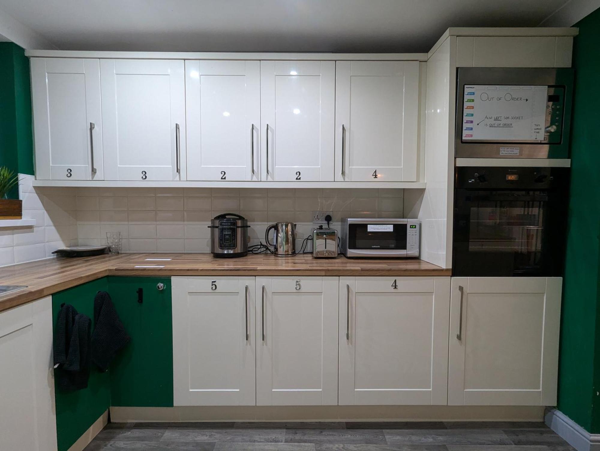 R3 - Cozy Small Double - City & Beach Access, Wifi, Free Parking - Self Catering Swansea Exteriör bild