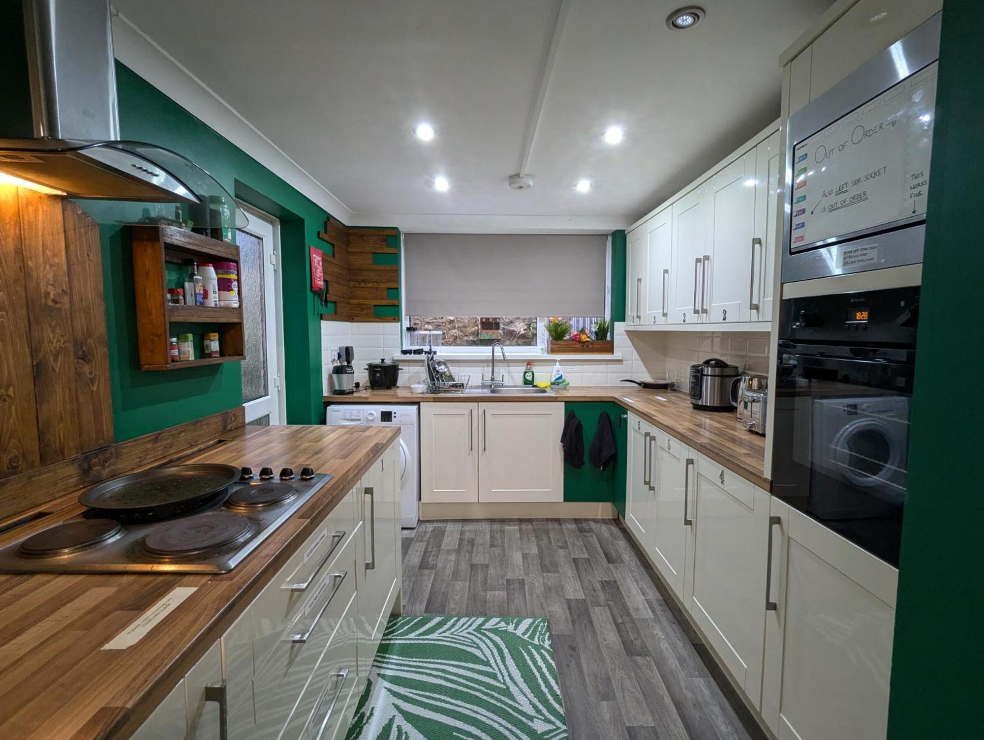 R3 - Cozy Small Double - City & Beach Access, Wifi, Free Parking - Self Catering Swansea Exteriör bild