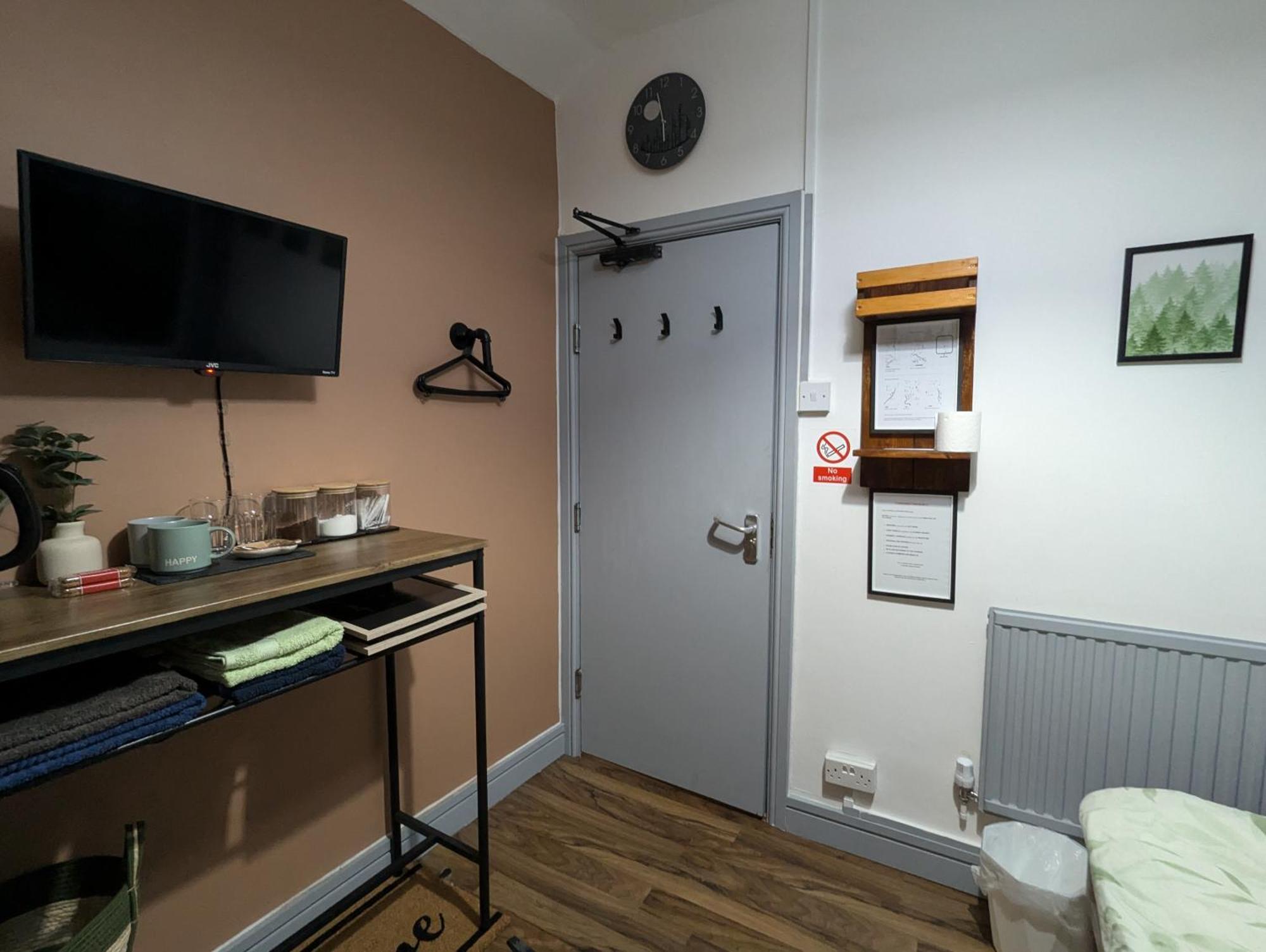 R3 - Cozy Small Double - City & Beach Access, Wifi, Free Parking - Self Catering Swansea Exteriör bild