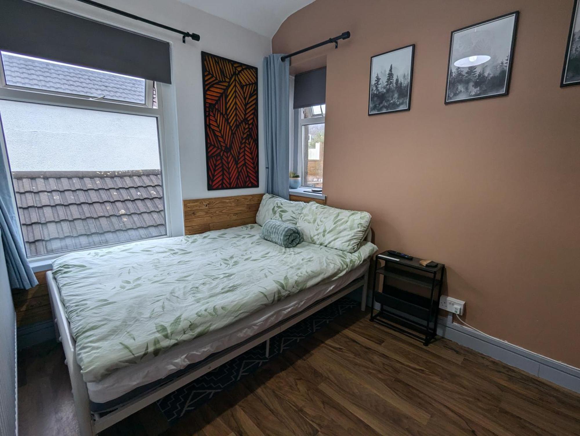 R3 - Cozy Small Double - City & Beach Access, Wifi, Free Parking - Self Catering Swansea Exteriör bild