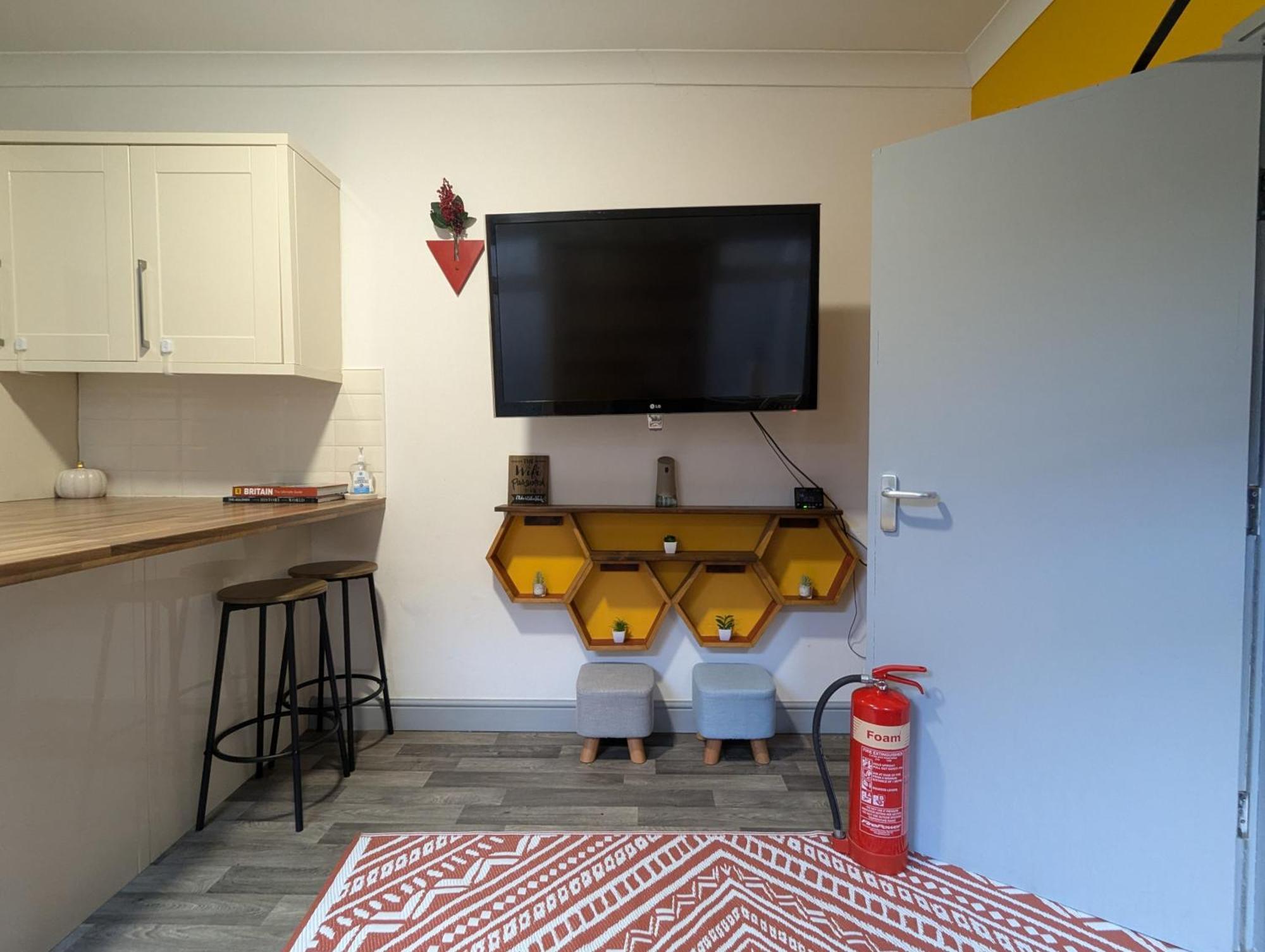 R3 - Cozy Small Double - City & Beach Access, Wifi, Free Parking - Self Catering Swansea Exteriör bild